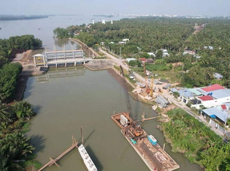 Cống Xuân Hòa ở huyện Chợ Gạo (Tiền Giang) đã được đóng để ngăn nước mặn.