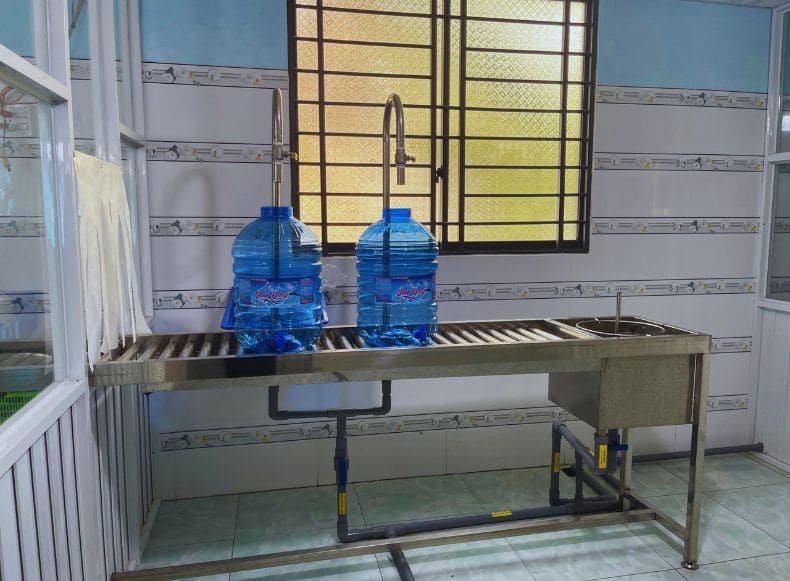 hệ thống chiết rót nước đóng bình thủ công tại Trà Vinh