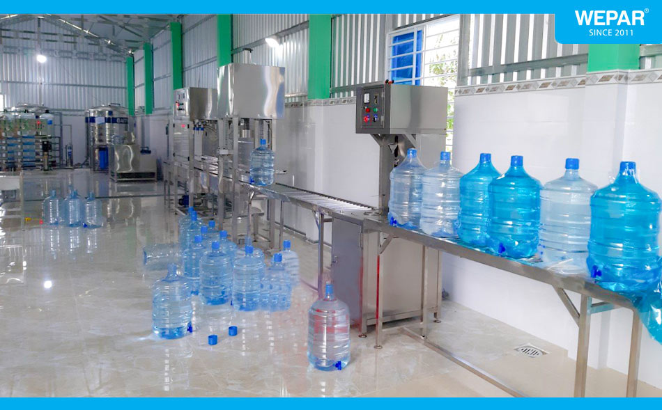 Chi phí để sản xuất 1 bình nước thường tính theo giá bán lẻ hoặc giá bán sỉ/đại lí.
