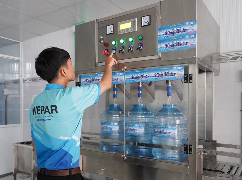 Khâu chiết rót nước bình trong hệ thống sản xuất nước đóng bình đóng chai.
