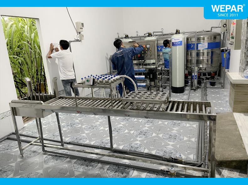 Kỹ thuật viên Wepar lắp đặt hệ thống sản xuất nước đóng bình đóng chai.
