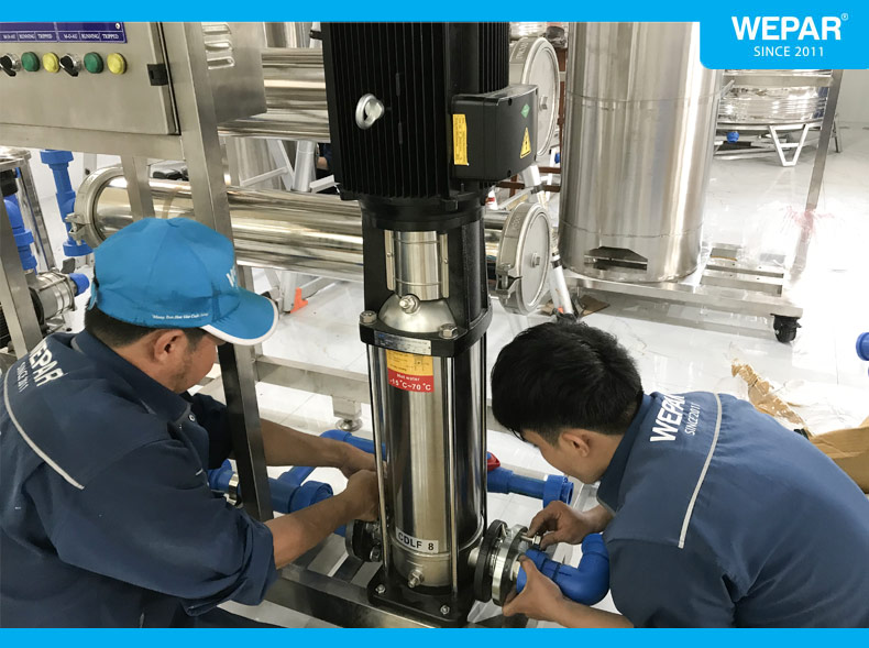 Kỹ thuật Wepar đang lắp đặt hệ thống lọc nước RO cho quý khách hàng tại An Giang.