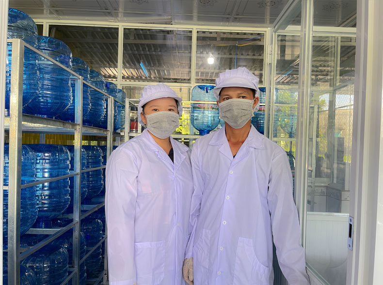 Vợ chồng anh Huyền và chị Mãi bảo hộ theo đúng tiêu chuẩn Bộ Y tế trong sản xuất nước.