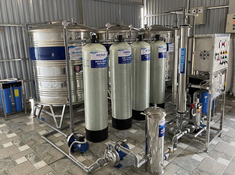 Các cột lọc thô đa năng và màng lọc RO - hệ thống lọc nước cho sản xuất nước đóng binh đóng chai.
