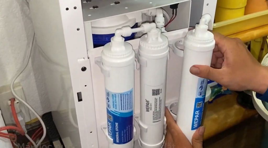 Thay lõi lọc cho máy lọc nước Wepar