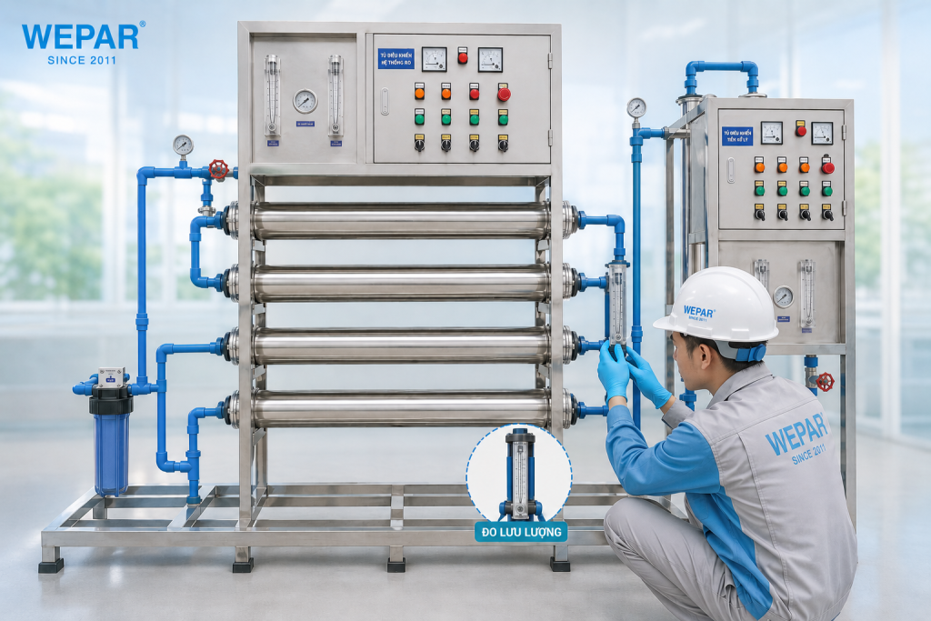 Kỹ thuật viên đo lưu lượng nước đầu ra để đánh giá màng RO còn vệ sinh được hay phải thay mới