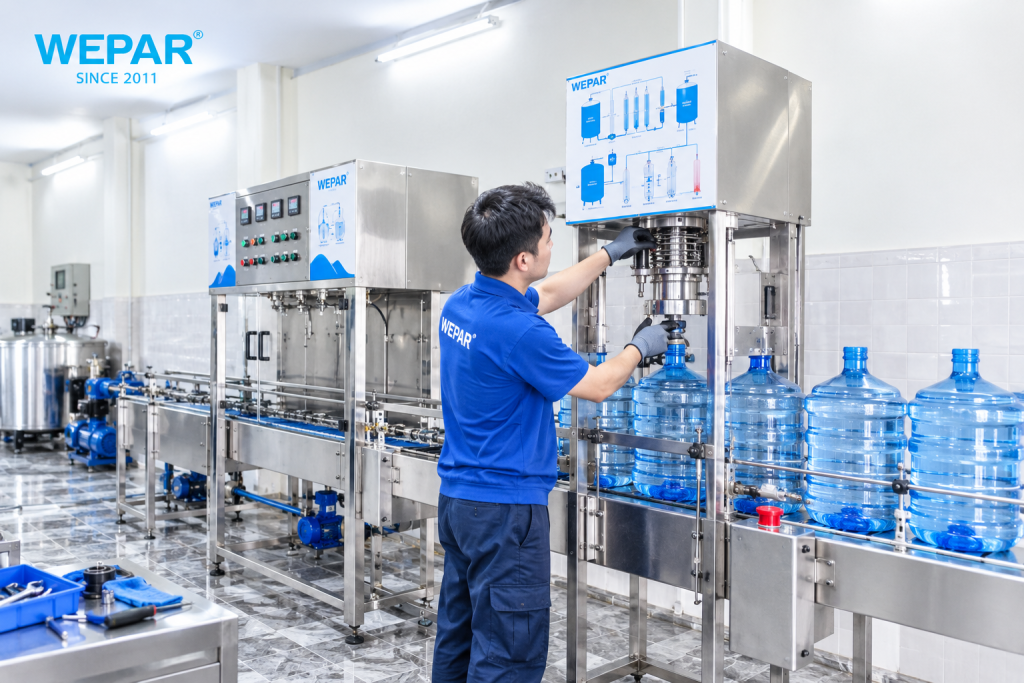 Kỹ thuật viên kiểm tra và bảo trì máy đóng nắp bình nước trong dây chuyền sản xuất WEPAR.