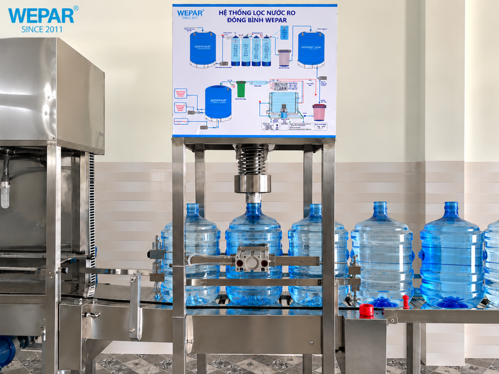 Máy đóng nắp bình nước 20L tự động WEPAR trong hệ thống lọc nước RO đóng bình